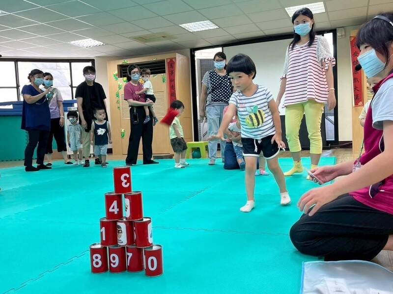 打击毒品互动游戏,最受欢迎。(图由南市教育局提供) 打击毒品互动游戏,最受欢迎。(图由南市教育局提供)