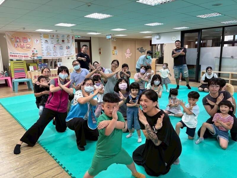 透过反毒歌曲〈青春舞YOUNG〉,一起向毒品说不。(图由南市教育局提供) 透过反毒歌曲〈青春舞YOUNG〉,一起向毒品说不。(图由南市教育局提供)