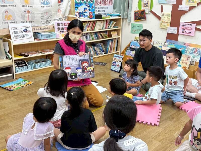 透过反毒绘本,说故事亲子互动。((图由南市教育局提供) 透过反毒绘本,说故事亲子互动。((图由南市教育局提供)