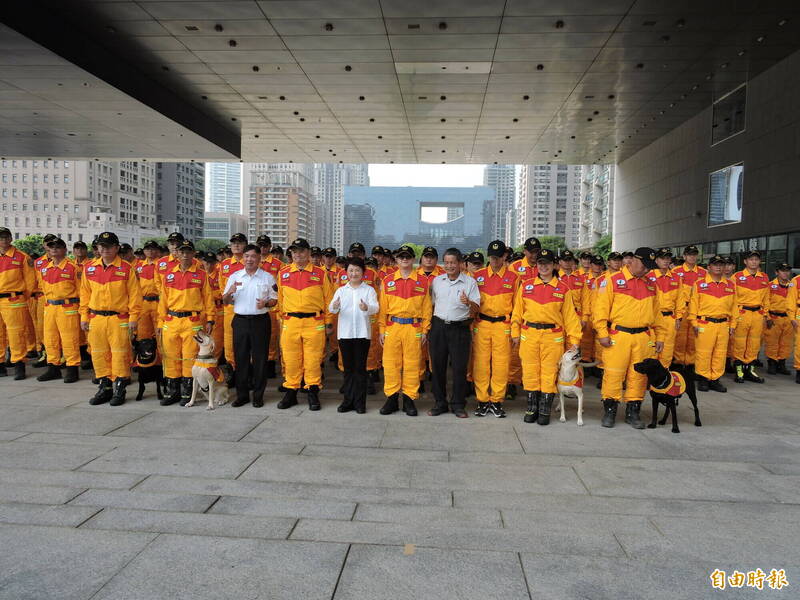 市长卢秀燕跟台中特搜队授旗并合照。(记者苏金凤摄) 市长卢秀燕跟台中特搜队授旗并合照。(记者苏金凤摄)