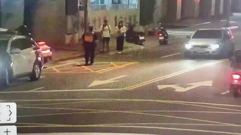 警方到场了解。(记者姚岳宏翻摄) 警方到场了解。(记者姚岳宏翻摄)
