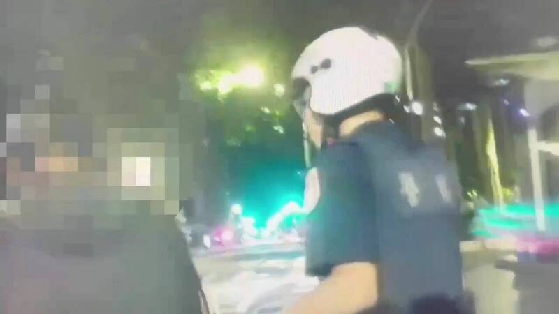 警方将徐姓游民带上警车。(记者姚岳宏翻摄) 警方将徐姓游民带上警车。(记者姚岳宏翻摄)