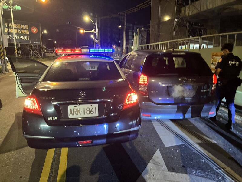 黄男街头飞车逃逸,警方连开5枪击破轮胎,最后在八德区将黄男包夹制伏。(记者郑淑婷翻摄) 黄男街头飞车逃逸,警方连开5枪击破轮胎,最后在八德区将黄男包夹制伏。(记者郑淑婷翻摄)