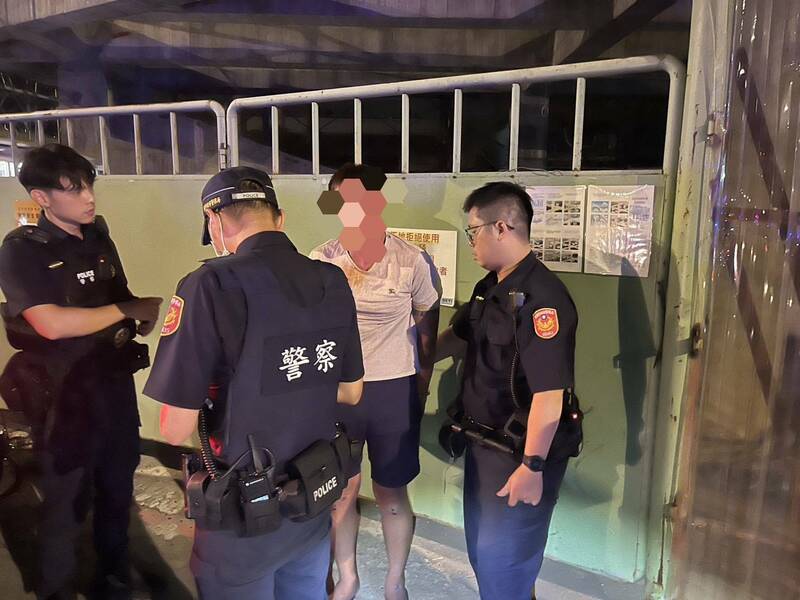 黄男街头飞车逃逸,警方连开5枪击破轮胎,最后在八德区将黄男包夹制伏。(记者郑淑婷翻摄) 黄男街头飞车逃逸,警方连开5枪击破轮胎,最后在八德区将黄男包夹制伏。(记者郑淑婷翻摄)