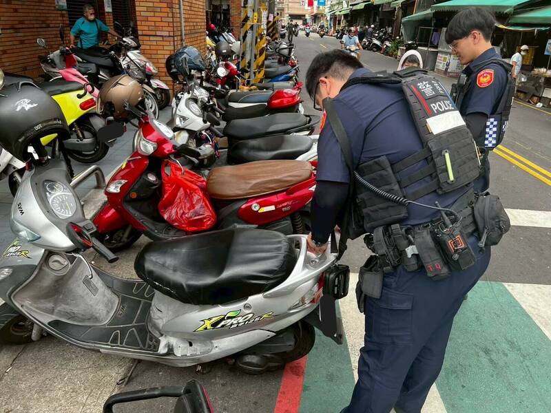 新竹县警察局9月1日起实施「路畅专案」,锁定辖内违规热时及热点,重点取缔「并排停车」等3大恶性违规。(新竹县警察局提供) 新竹县警察局9月1日起实施「路畅专案」,锁定辖内违规热时及热点,重点取缔「并排停车」等3大恶性违规。(新竹县警察局提供)