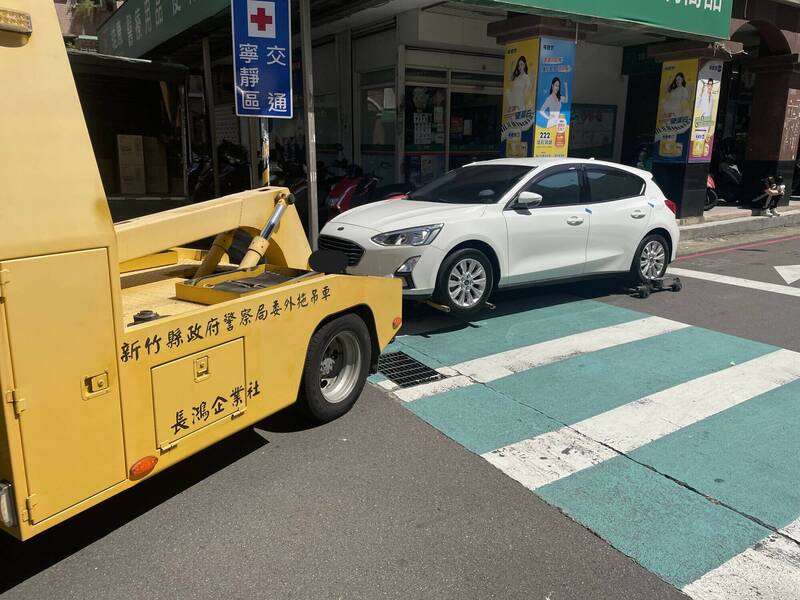 新竹县警察局重点取缔违停,包括行穿线与人行道违规停车。(新竹县警察局提供) 新竹县警察局重点取缔违停,包括行穿线与人行道违规停车。(新竹县警察局提供)