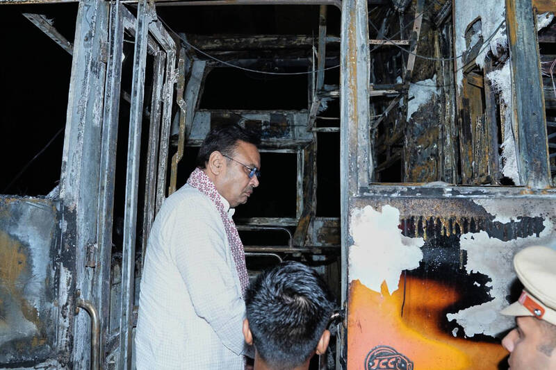 印度北部14日发生公车起火事件,至少20人被烧死。(美联社) 印度北部14日发生公车起火事件,至少20人被烧死。(美联社)