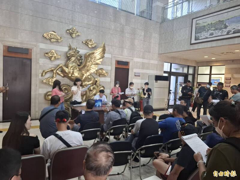 澎湖地检署举行拍卖会,涌入大批捡漏民众。(记者刘禹庆摄) 澎湖地检署举行拍卖会,涌入大批捡漏民众。(记者刘禹庆摄)