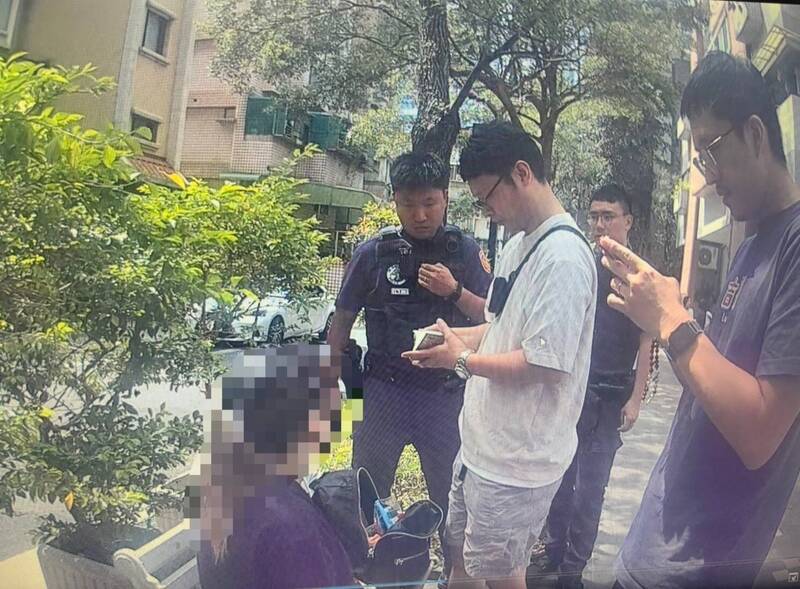 警方当场缉获逮捕邱姓车手。(记者郑景议翻摄) 警方当场缉获逮捕邱姓车手。(记者郑景议翻摄)