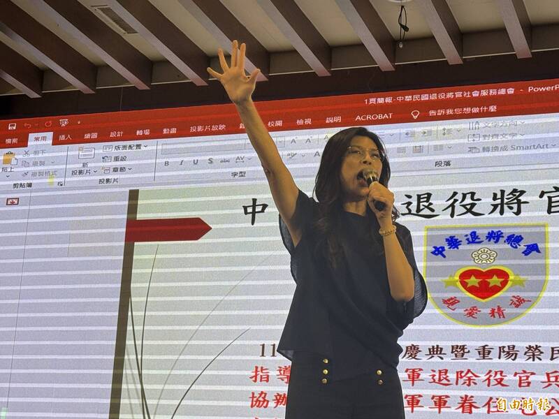 鄭麗文手比5號，呼籲在場退休將官支持。（記者歐素美攝）