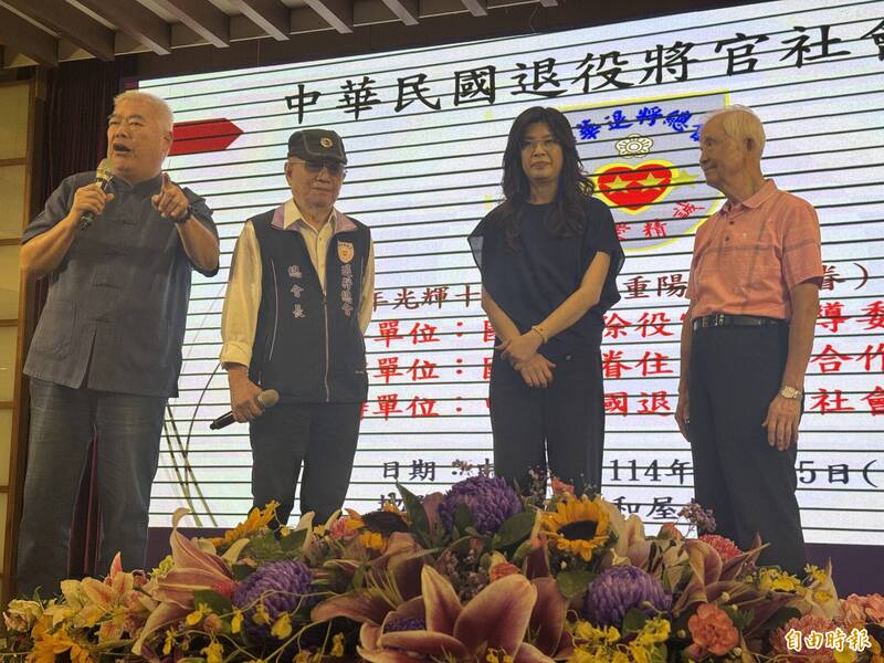 退休上將季麟連（左一）表態支持鄭麗文。（記者歐素美攝）