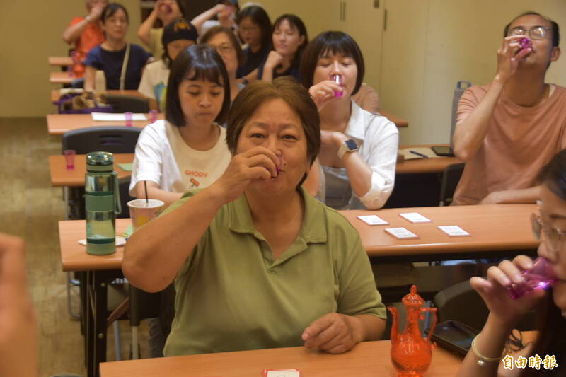 弘道老人福利基金會「老教室」推出「孟婆體驗」課程，學員要化身旅人喝下一口孟婆湯，一路探訪無臉村、時間宮殿等，親自感受記憶喪失、感官失調等世界，進而互動同理。（記者吳柏軒攝）
