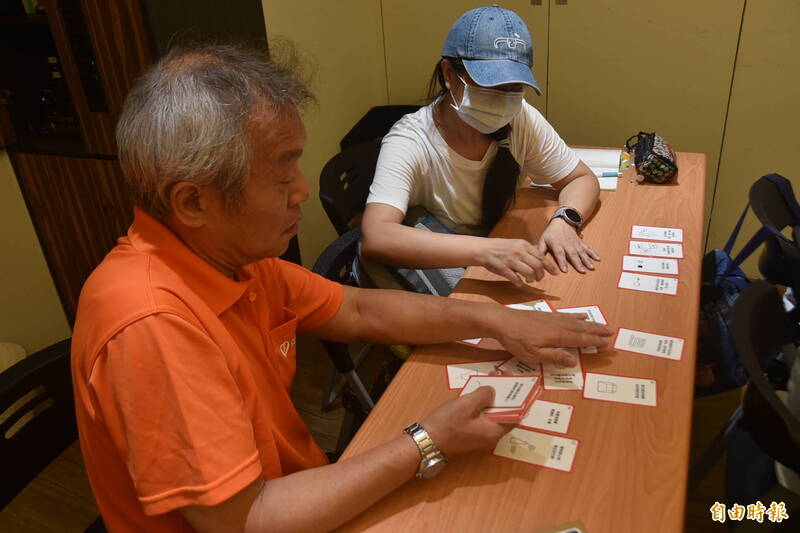 弘道老人福利基金會「老教室」引進日本教材，推出「孟婆體驗」，藉由卡牌推理來練習換位思考，讓參與者一步步理解失智者的日常挑戰。（記者吳柏軒攝）