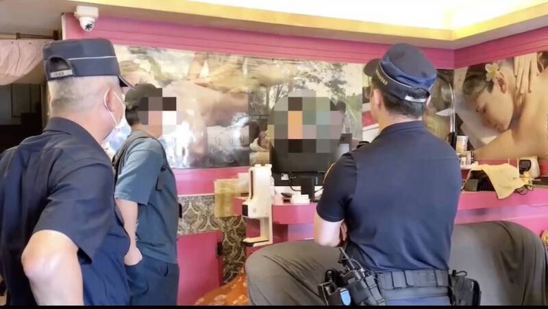 万华分局员警到场执行断水断电。(记者刘庆侯翻摄) 万华分局员警到场执行断水断电。(记者刘庆侯翻摄)
