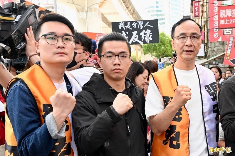 罷免立委張宏陸「走投無陸」發起人吳禹辰（左）擔任基隆市政府副發言人。（資料照）