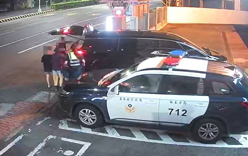 离家出走男童的家长接获通报,立即从高雄赶来水上警分局接孩子。(水上警分局提供) 离家出走男童的家长接获通报,立即从高雄赶来水上警分局接孩子。(水上警分局提供)
