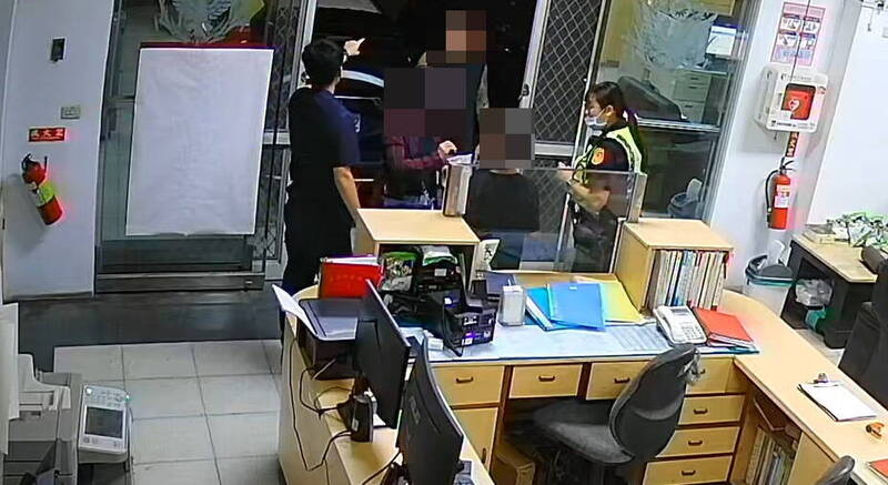 高雄男童离家出走流落街头,被带回水上警分局安置。(水上警分局提供) 高雄男童离家出走流落街头,被带回水上警分局安置。(水上警分局提供)