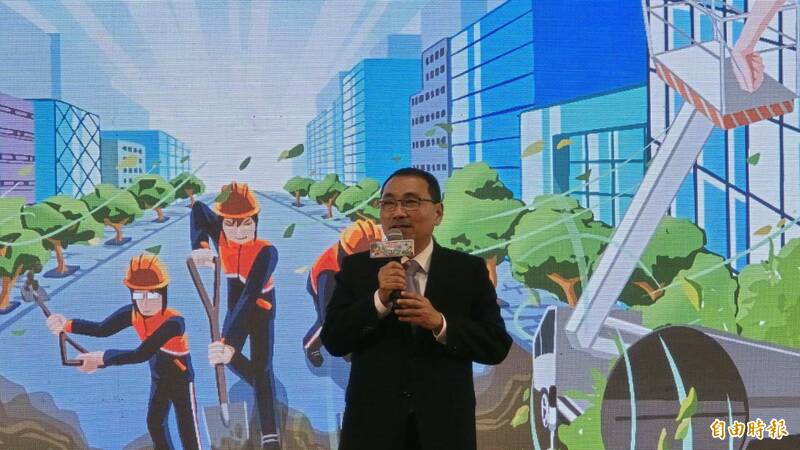 新北市環保局今（15）日舉辦「清潔隊員節暨績優清潔人員表揚活動」。（記者黃子暘攝）