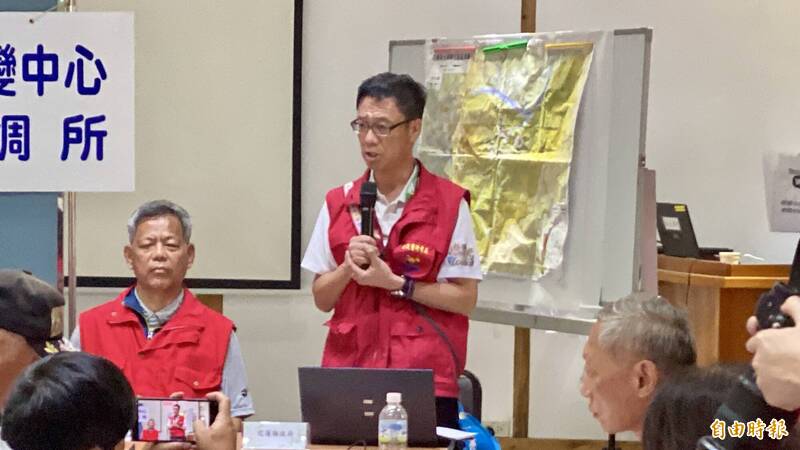 陳建村以族語哽咽答覆原民團體一再追問的安置及重建問題。（記者洪臣宏攝）