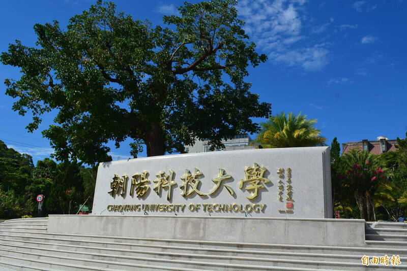 台中朝陽科大一名清寒李同學，想辦休學卻因繳不出1萬8千元學費走上絕路，台中市議員李天生批評學校太無情。（記者陳建志攝）