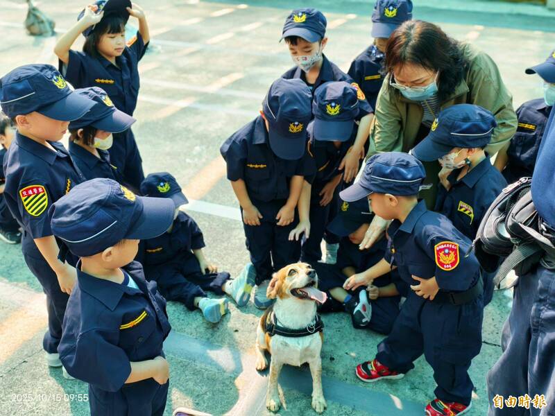澎湖縣政府警察局警犬隊警犬，成為小小波麗士體驗營最亮眼明星。（記者劉禹慶攝）