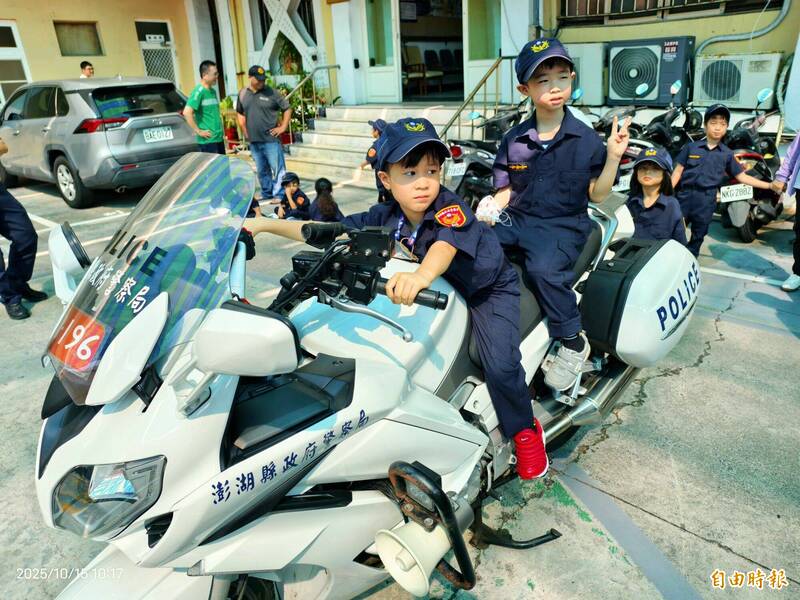 身著帥氣制服騎上哈雷機車，小小波麗士英姿煥發。（記者劉禹慶攝）