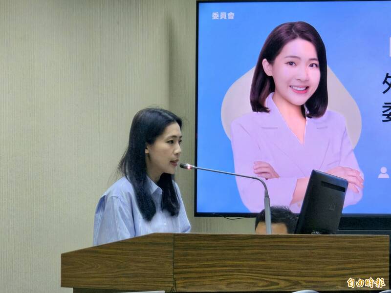 國民黨立委徐巧芯15日在立法院質詢時追問立委王世堅當紅神曲「沒出息」是否如立委王義川所言涉統戰？（記者方瑋立攝）