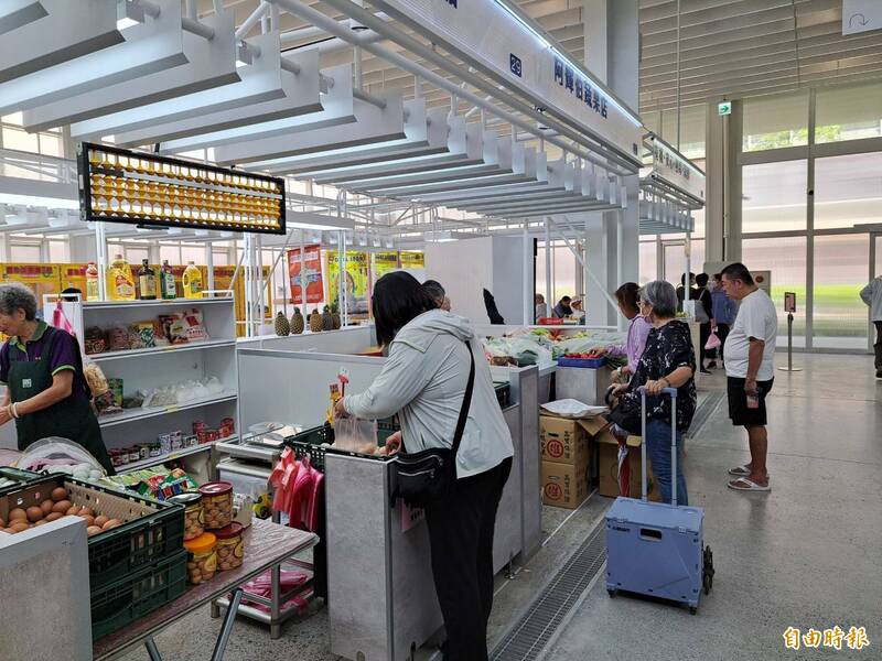新竹市北門市場重建全新開幕，本週是試營運，18日正式開幕，每天都有抽獎及免費送蔬果等優惠促銷活動。（記者洪美秀攝）