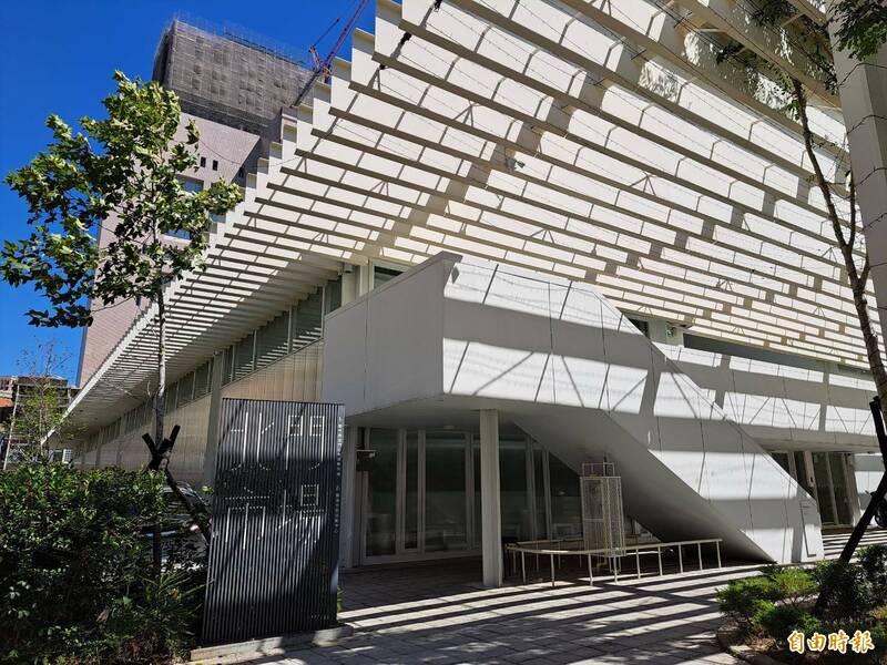 新竹市北門市場重建全新開幕，本週是試營運，18日正式開幕，每天都有抽獎及免費送蔬果等優惠促銷活動。（記者洪美秀攝）