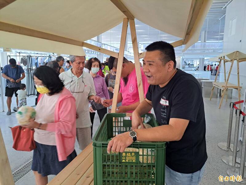 新竹市北門市場重建全新開幕，本週是試營運，18日正式開幕，每天都有抽獎及免費送蔬果等優惠促銷活動。（記者洪美秀攝）