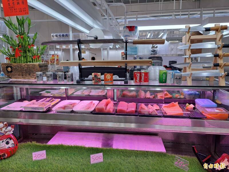 新竹市北門市場重建全新開幕，本週是試營運，18日正式開幕，每天都有抽獎及免費送蔬果等優惠促銷活動。（記者洪美秀攝）