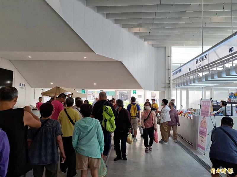 新竹市北門市場重建全新開幕，本週是試營運，18日正式開幕，每天都有抽獎及免費送蔬果等優惠促銷活動。（記者洪美秀攝）