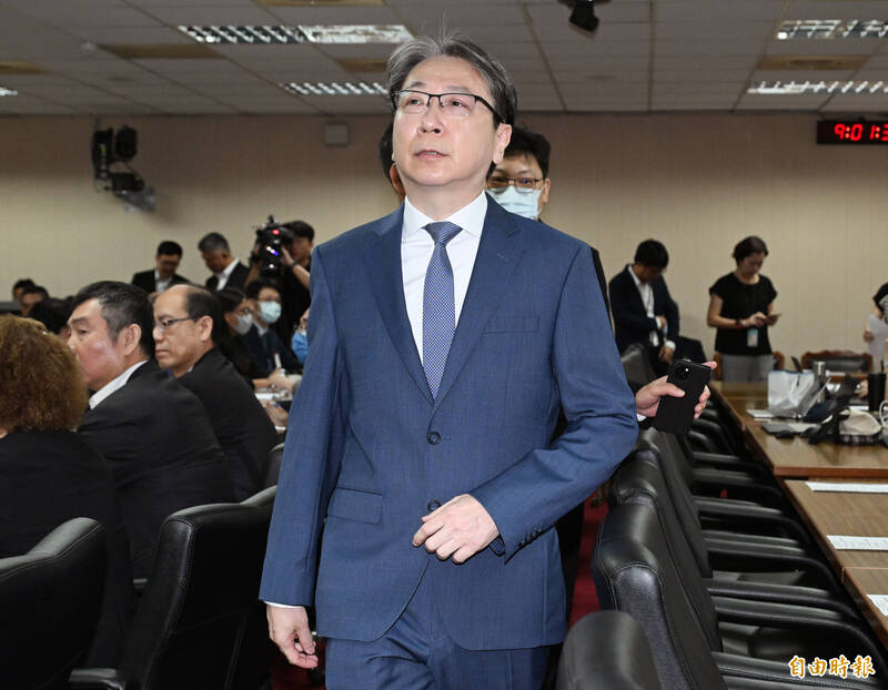 針對高雄男子持長鏡頭單眼相機拍攝總統車隊被警方制止後引發爭議一事，國安局長蔡明彥15日強調，「維安不是100分就是0分」，特勤維安工作不容閃失，會請人員加強溝通技巧，盼社會大眾理解並積極配合。（記者廖振輝攝）