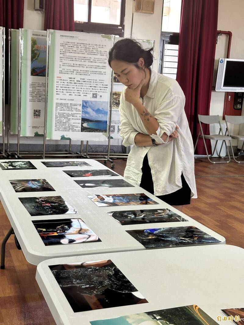恆春豎孤棚攝影賽15日評審，頻審來自各領域。（記者蔡宗憲攝）