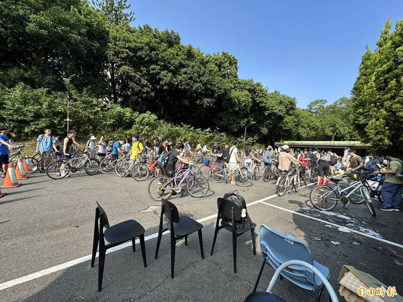 清華大學今年有344輛無主腳踏車開放認養，不少學生今天一早就去排隊，還拿椅子排隊搶登記。（記者洪美秀攝）