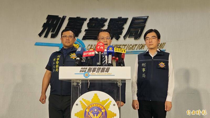 「斬首賴清德」館長赴刑事局粉絲喊加油 新北檢發傳票複訊