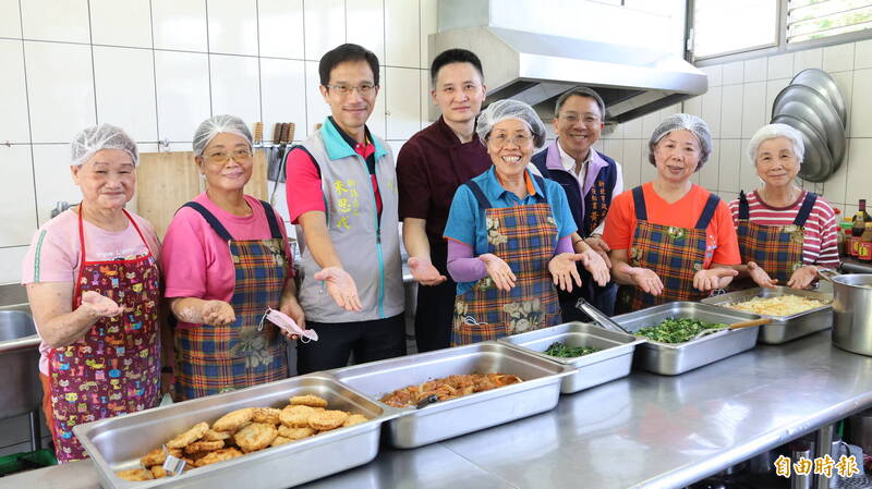 台中麗寶福容大飯店主廚陳佳瑋（後排中，酒紅色廚師服）今至新北市新莊區牡丹心社區發展協會擔任義廚。（記者黃政嘉攝）