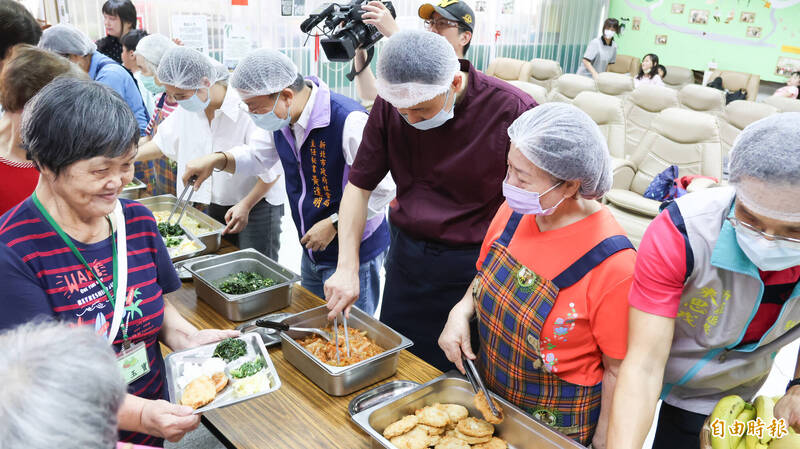 台中麗寶福容大飯店主廚陳佳瑋（酒紅色廚師服）為協會長輩打菜。（記者黃政嘉攝）