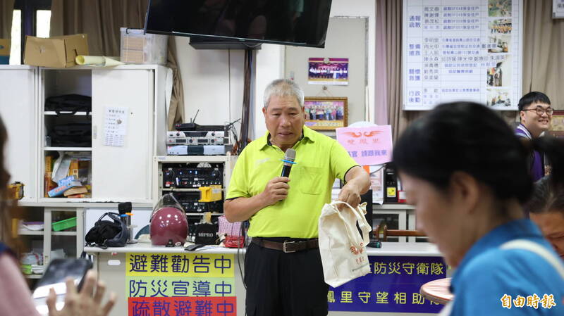 牡丹心社區發展協會理事長陳專森感謝社會局媒合業者，挹注食材。（記者黃政嘉攝）