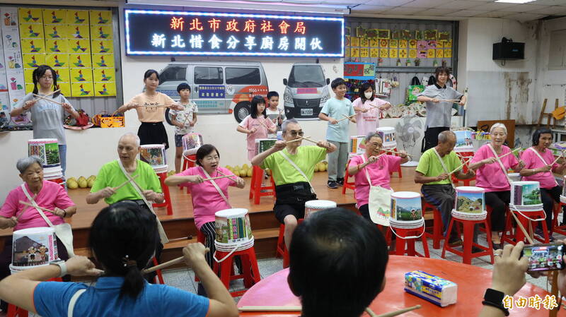 牡丹心社區發展協會長者和參與課後輔導的孩子們一同表演，感謝義廚陳佳瑋。（記者黃政嘉攝）