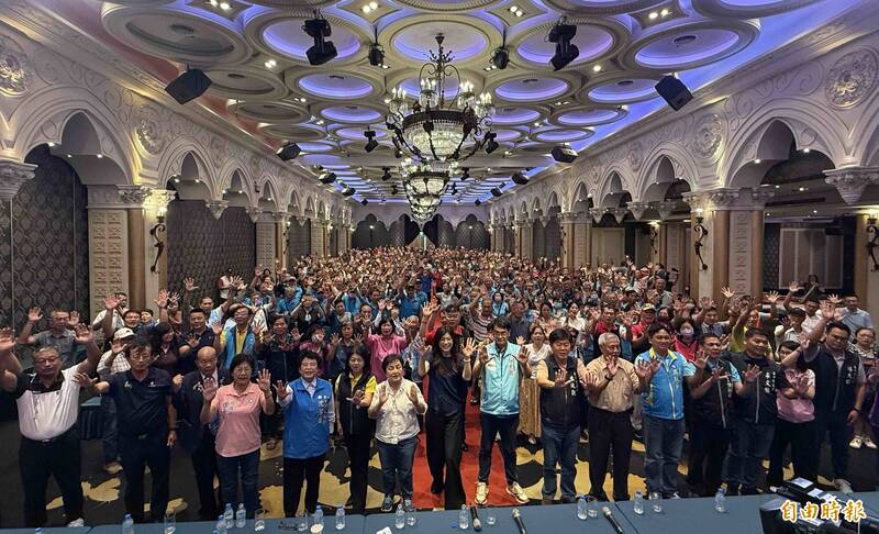 鄭麗文出席台中黨員座談會爭取支持，多名台中市議員也出席助勢。（記者蔡淑媛攝）