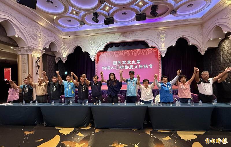 鄭麗文出席台中黨員座談會爭取支持，多名台中市議員也出席助勢。（記者蔡淑媛攝）