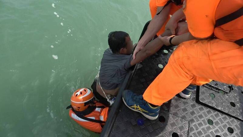 中國男子浮筒泅水偷渡 金門海巡科技監偵截獲