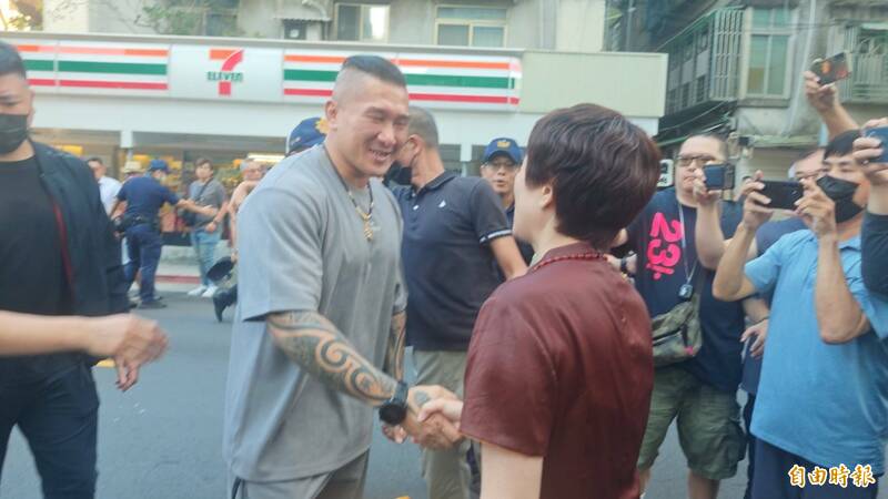 「斬首賴清德」館長離開刑事局往新北檢複訊 稱不知羈押與否、去了再說
