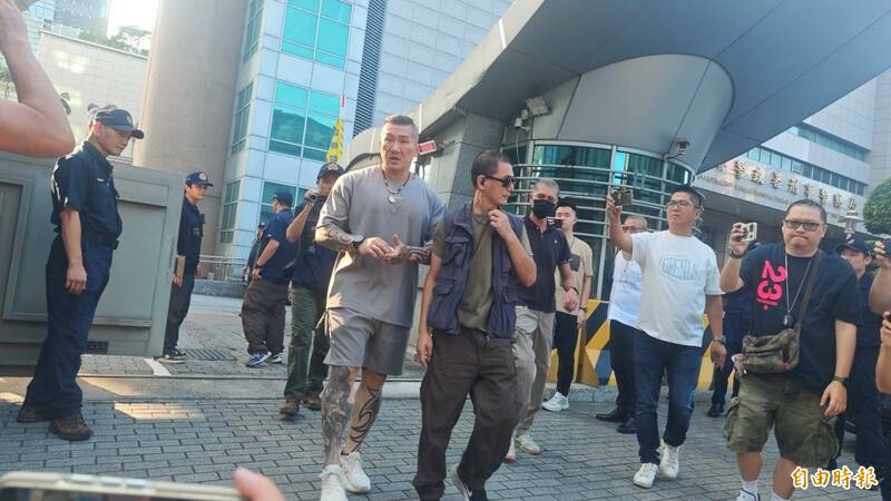 館長接受刑事局詢問約1個半小時後，自行前往新北地檢署複訊。（記者陸運鋒攝）