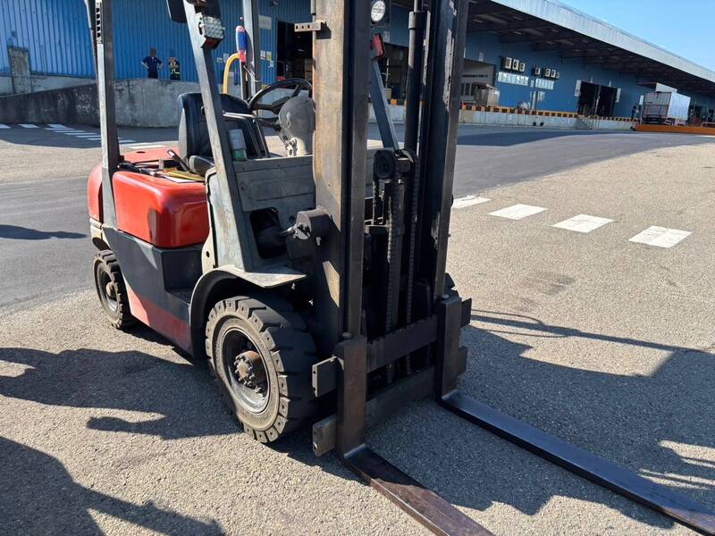 堆高機搬運散落路面貨物 女騎士疑未看到撞上牙叉摔傷