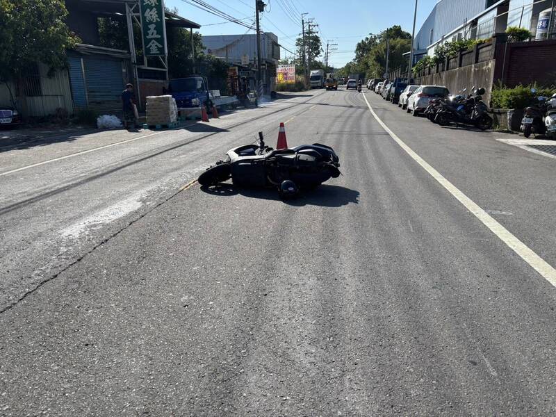 王姓女子騎機車碰撞堆高機牙叉後摔車受傷。（警方提供）