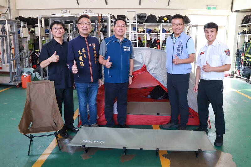 提升消防救難後勤量能 竹縣議員聯合民間捐贈行軍床高背椅