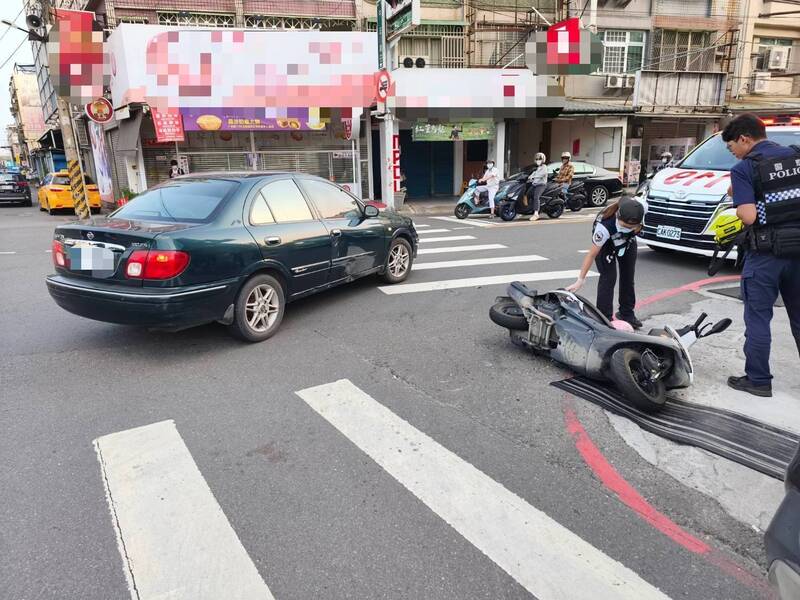 高龄91岁老翁驾驶汽车(左)不依号志灯指示行驶,警方开罚。(读者提供) 高龄91岁老翁驾驶汽车(左)不依号志灯指示行驶,警方开罚。(读者提供)