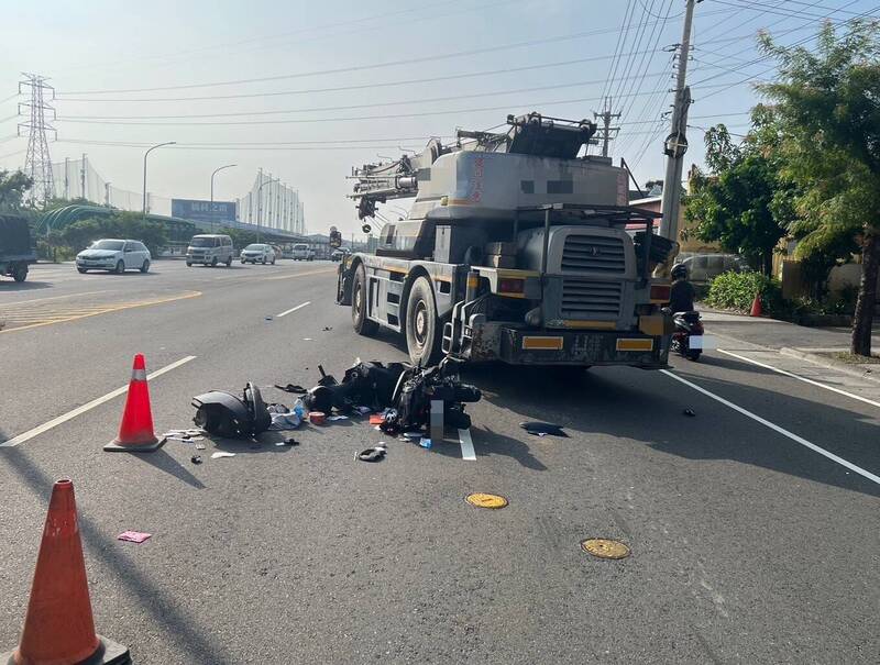 机车被吊车撞到「支离破碎」。(读者提供) 机车被吊车撞到「支离破碎」。(读者提供)